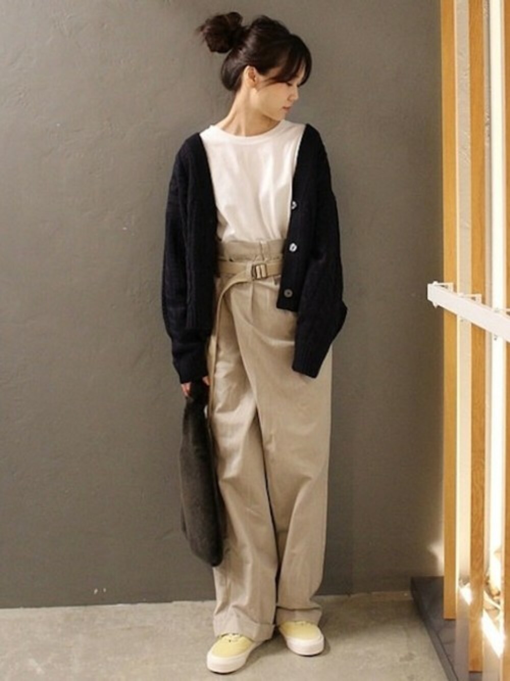 ブルー系のカーディガン/ボレロ、ホワイト系のTシャツ/カットソー、グリーン系のショルダーバッグを着用したレディースの秋コーディネートの1枚目の写真