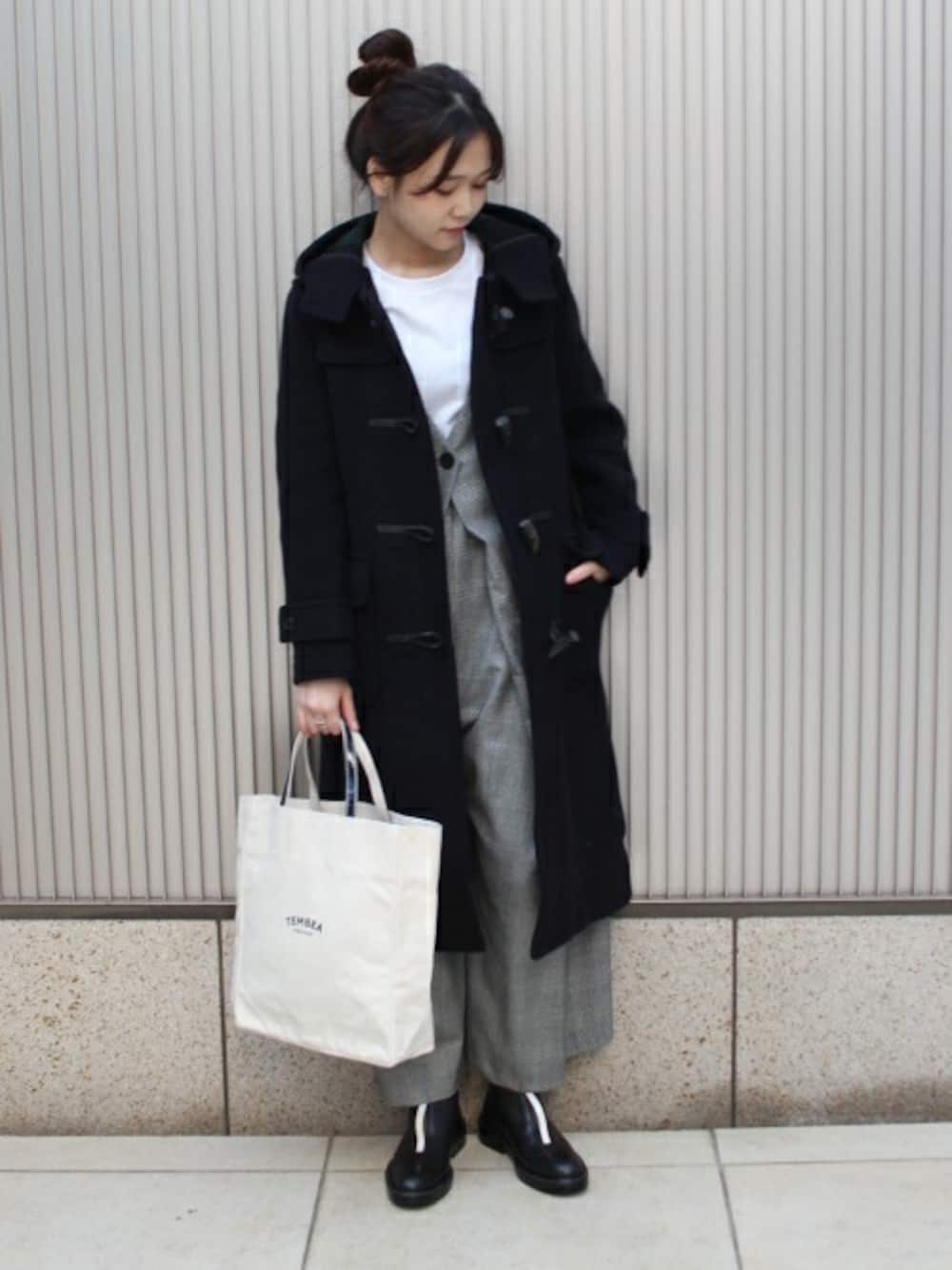 ブルー系のダッフルコートを着用したレディースの秋コーディネートの1枚目の写真