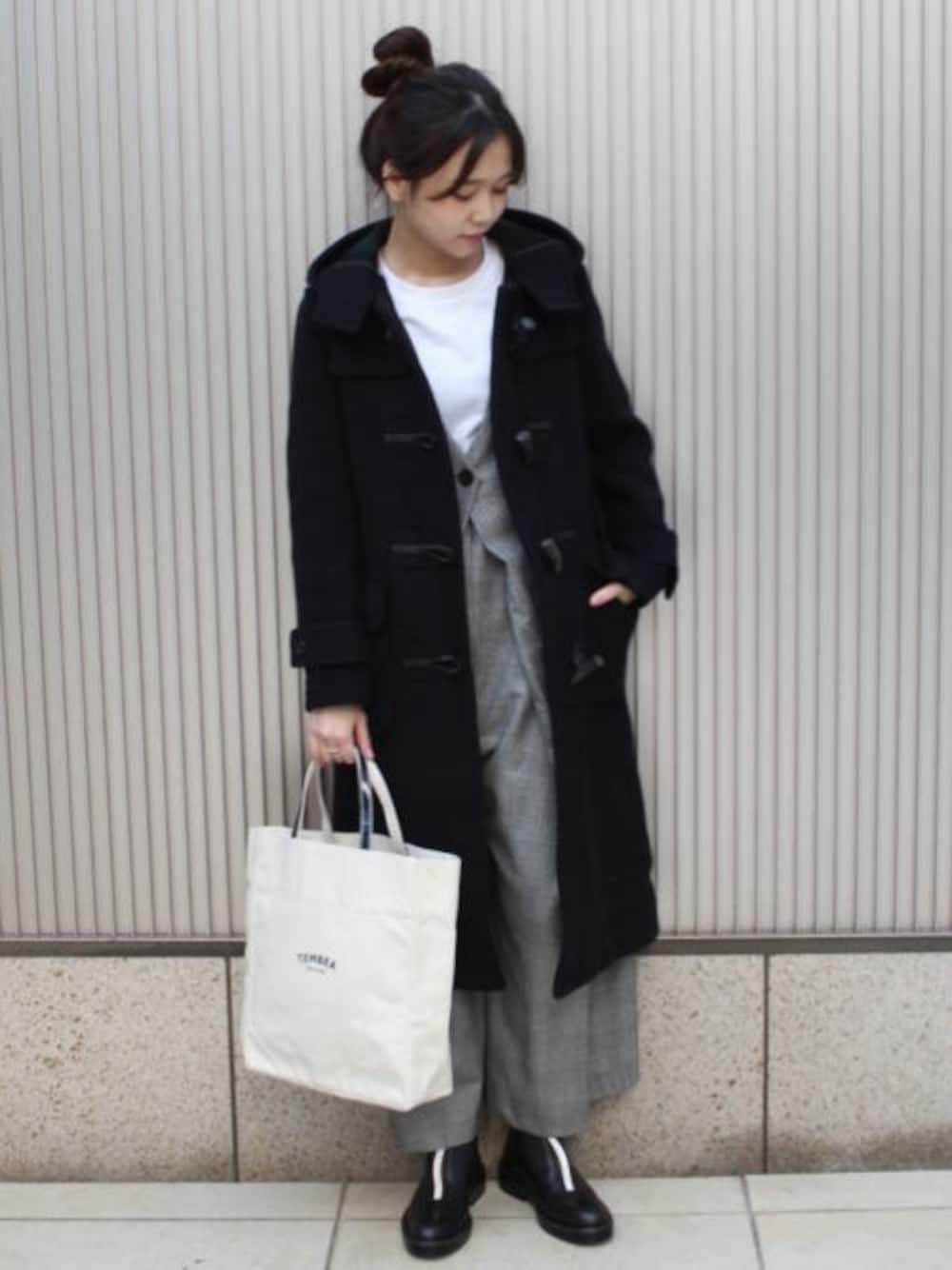 ブルー系のダッフルコート、ホワイト系のトートバッグを着用したレディースの秋コーディネートの1枚目の写真