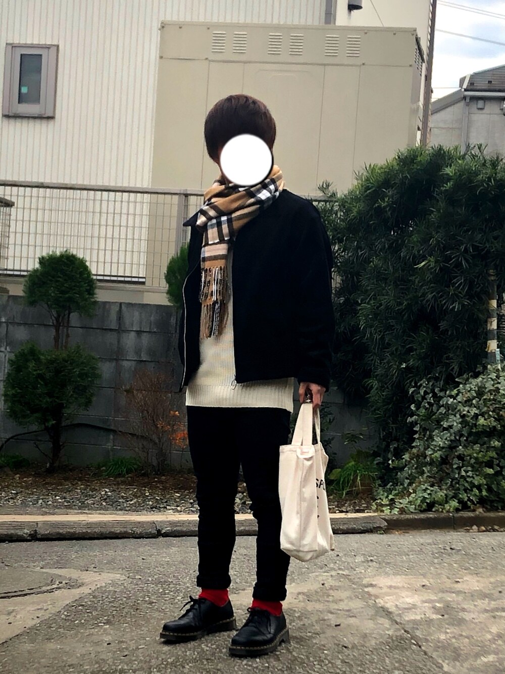 「カシミヤマフラー、お洒落さんとつながりたい、シンプル、きれいめカジュアル、ニット、今日のコーデ、LIDnM、Dr.Martens、いいね、save、フォローお願いします🤑、冬コーデ」｜「GUのアイテム（マフラー、ベージュ系）」を使った、kanataさん（メンズ・165cm）の冬コーディネートの1枚目の写真