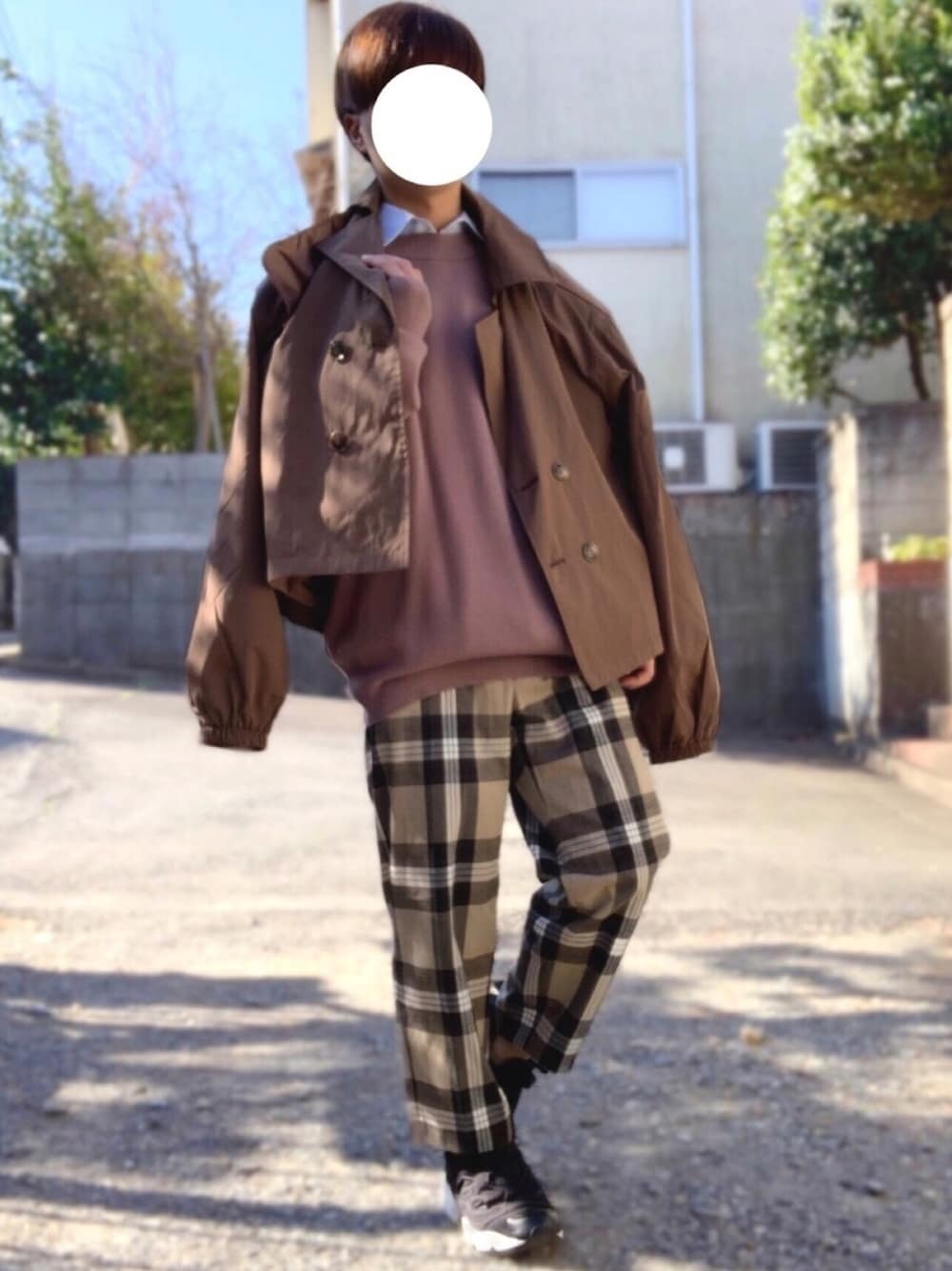 「ブラウン色に染まれ、春コーデ、オトナカジュアル、ゆるコーデ、カジュアルコーデ、プチプラ、GU、ブラウン、チェックパンツ、休日スタイル」｜「UNIQLOのファインクロスストレッチスリムフィットストライプシャツ（長袖）＋（シャツ/ブラウス、ブルー系）」を使った、kanataさん（メンズ・165cm）の冬コーディネートの1枚目の写真