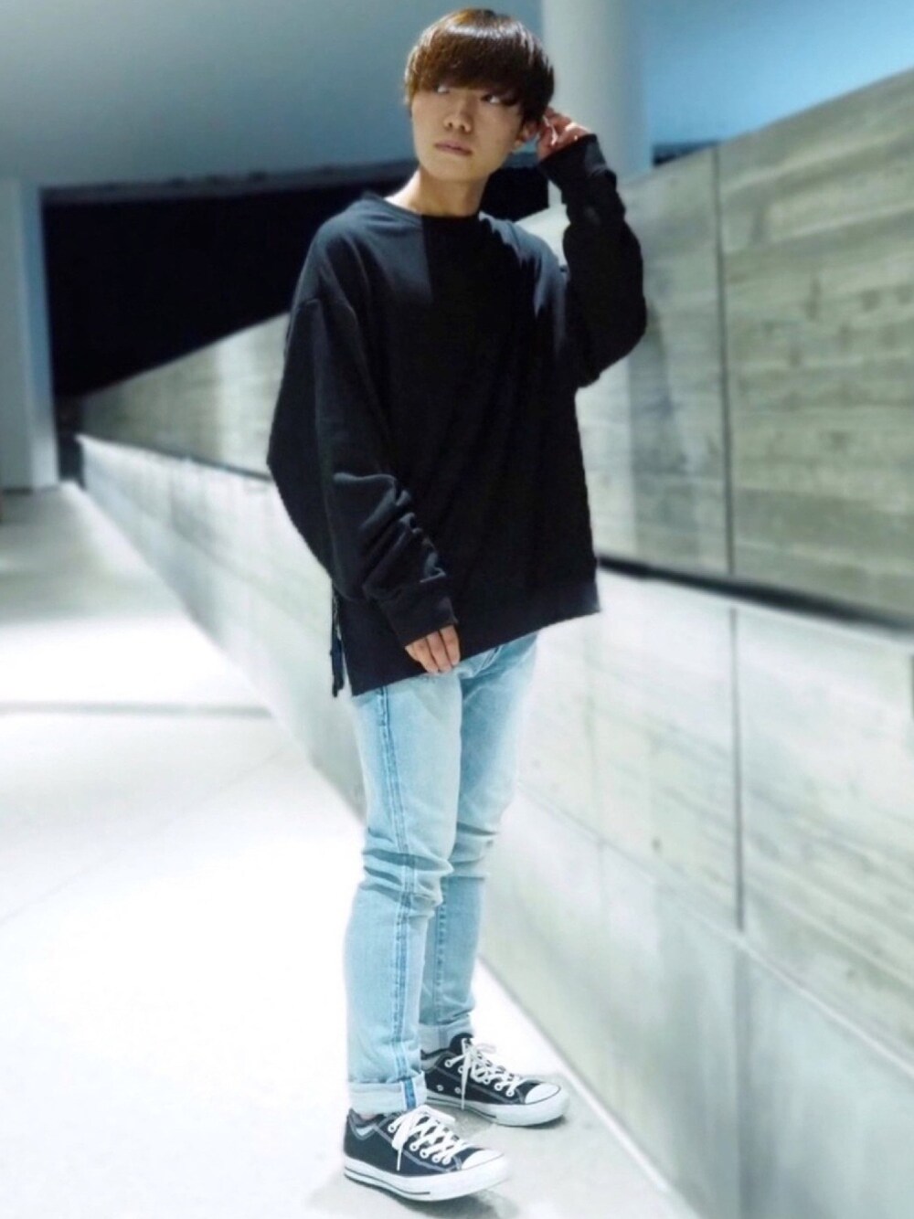 「秋のコーデ、シンプル、converse、デニムパンツ、お洒落さんとつながりたい、今日のコーデ、黒、低身長、KUUUPY、ブラック」｜「KUUUPYのKUUUPY - ヨーク付きサイドジップドルマンスウェット（スウェット、ブラック系）」を使った、kanataさん（メンズ・165cm）の秋コーディネートの1枚目の写真