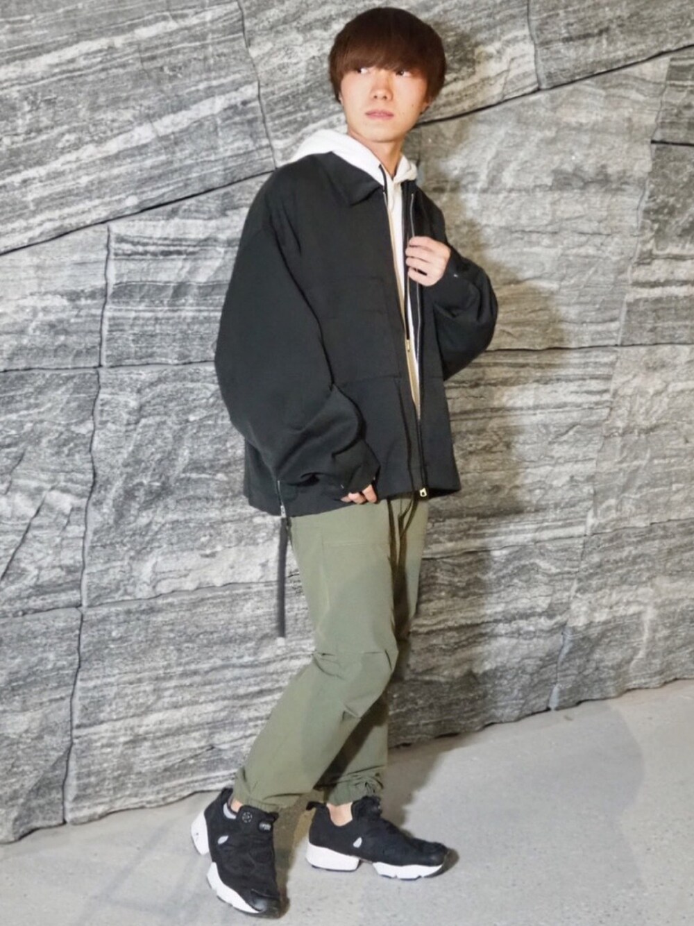 「秋のコーデ、カーキー、お洒落さんとつながりたい、ゆるコーデ、モノトーン、reebok、いいね、save、フォローお願いします🤑、休日スタイル、パーカー、秋服」｜「INTER FACTORYのWEARISTA tai × INTER FACTORY　配色ドルマンパーカー（パーカー、ホワイト系）」を使った、kanataさん（メンズ・165cm）の秋コーディネートの1枚目の写真
