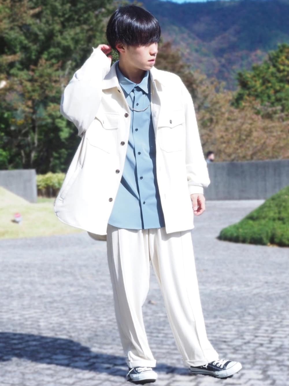 「おしゃれさんと繋がりたい、ホワイト、くすみカラー、休日スタイル、王子様コーデ、converse、CASPER JOHN、セットアップ、冬、冬コーデ」｜「CASPER JOHNのOver Chief Petty Officer Shirt/オーバーCPOシャツ(セットアップ対応)（シャツ/ブラウス、ホワイト系）」を使った、kanataさん（メンズ・165cm）の秋コーディネートの1枚目の写真