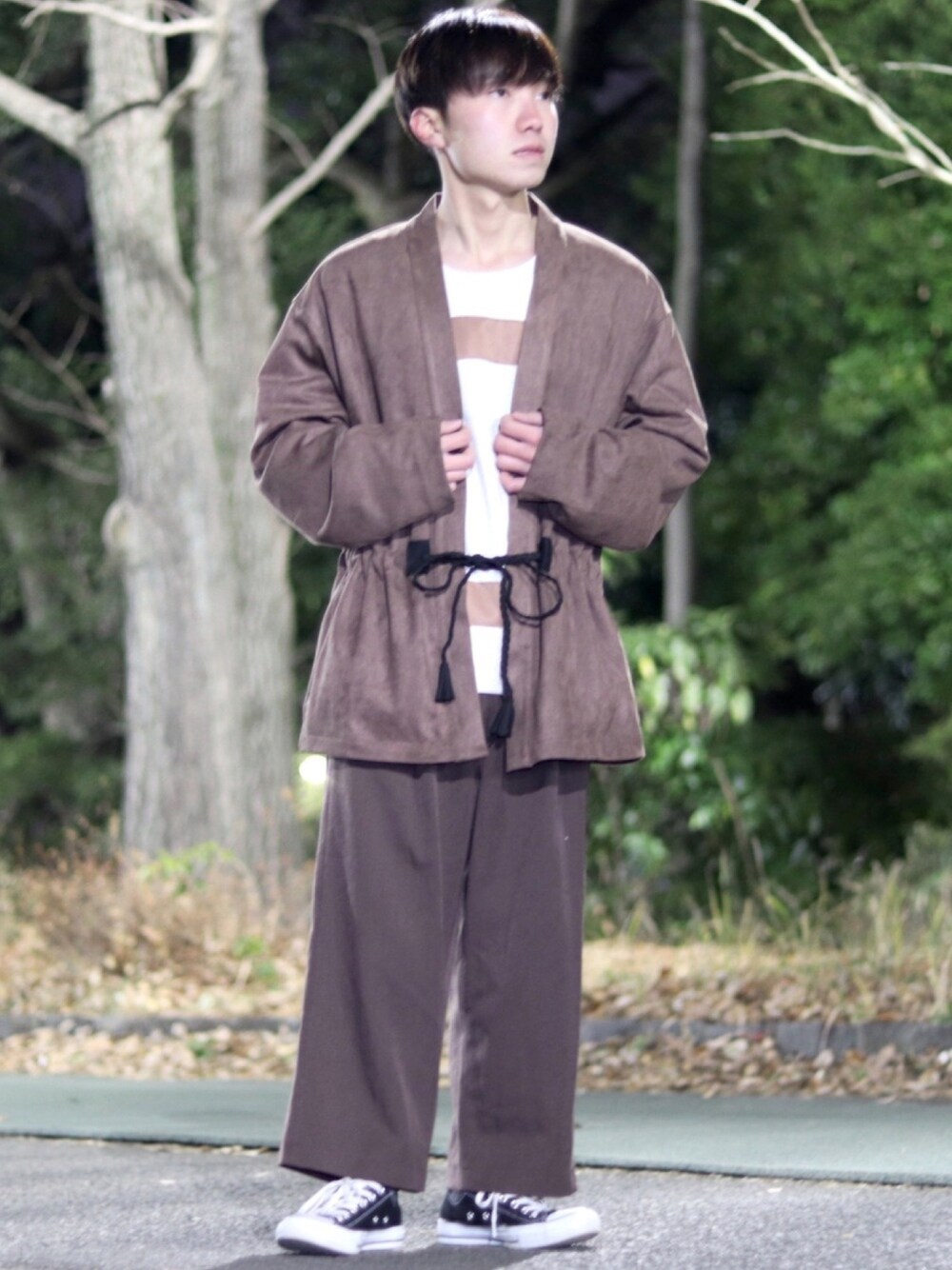 「今日のコーデ、カーディガン、ブラウン、converse、CASPER JOHN、おしゃれさんと繋がりたい、春コーデ、春、MONO-MART、ファッションの力を信じよう」｜「CASPER JOHNのSuede Tassel Code Cardigan/スウェードタッセルコードカーディガン（カーディガン/ボレロ、ブラウン系）」を使った、kanataさん（メンズ・165cm）の冬コーディネートの1枚目の写真