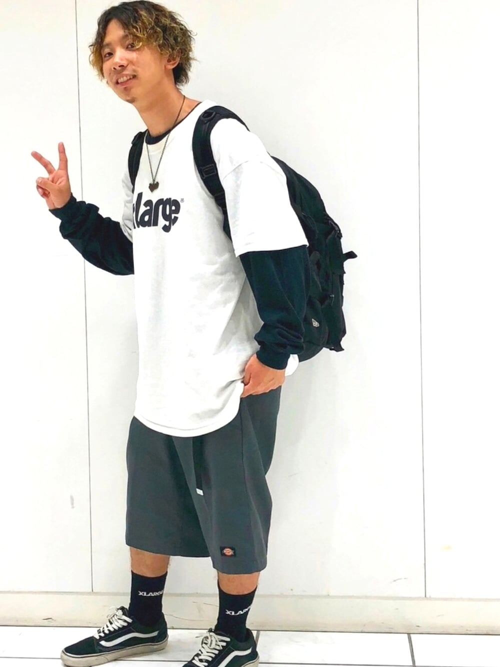 「ラブアンドピース2018、秋のコーデ、シンプル、ストリート、ビッグシルエット、XLARGE、モノトーン、ながそでたんぱん、短パン、リュック」｜「NEW ERAのWEGO/NEW ERA Carrier Pack（バックパック/リュック、ブラック系）」を使った、😈283😈さん（メンズ・165cm）の秋コーディネートの1枚目の写真