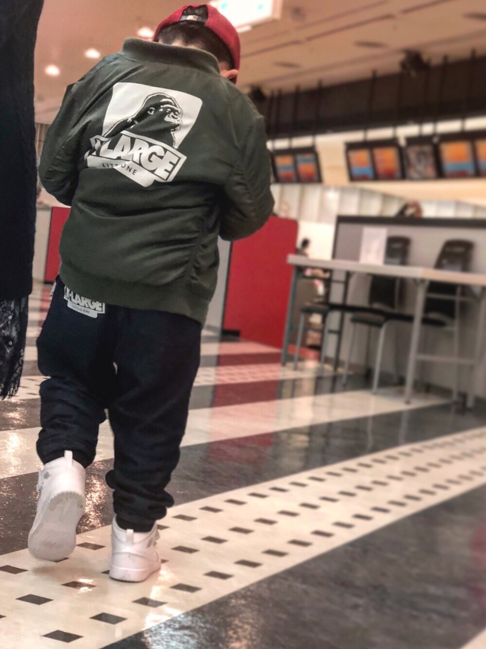 「キッスコーデ、ストリート、XLARGE、AIR JORDAN、スニーカー、ビッグシルエット、キッズファッション、カーキ、デニム、キャップ」｜「XLARGEのアイテム（ジャケット/アウター、グリーン系）」を使った、😈283😈さん（メンズ・123cm）の冬コーディネートの1枚目の写真