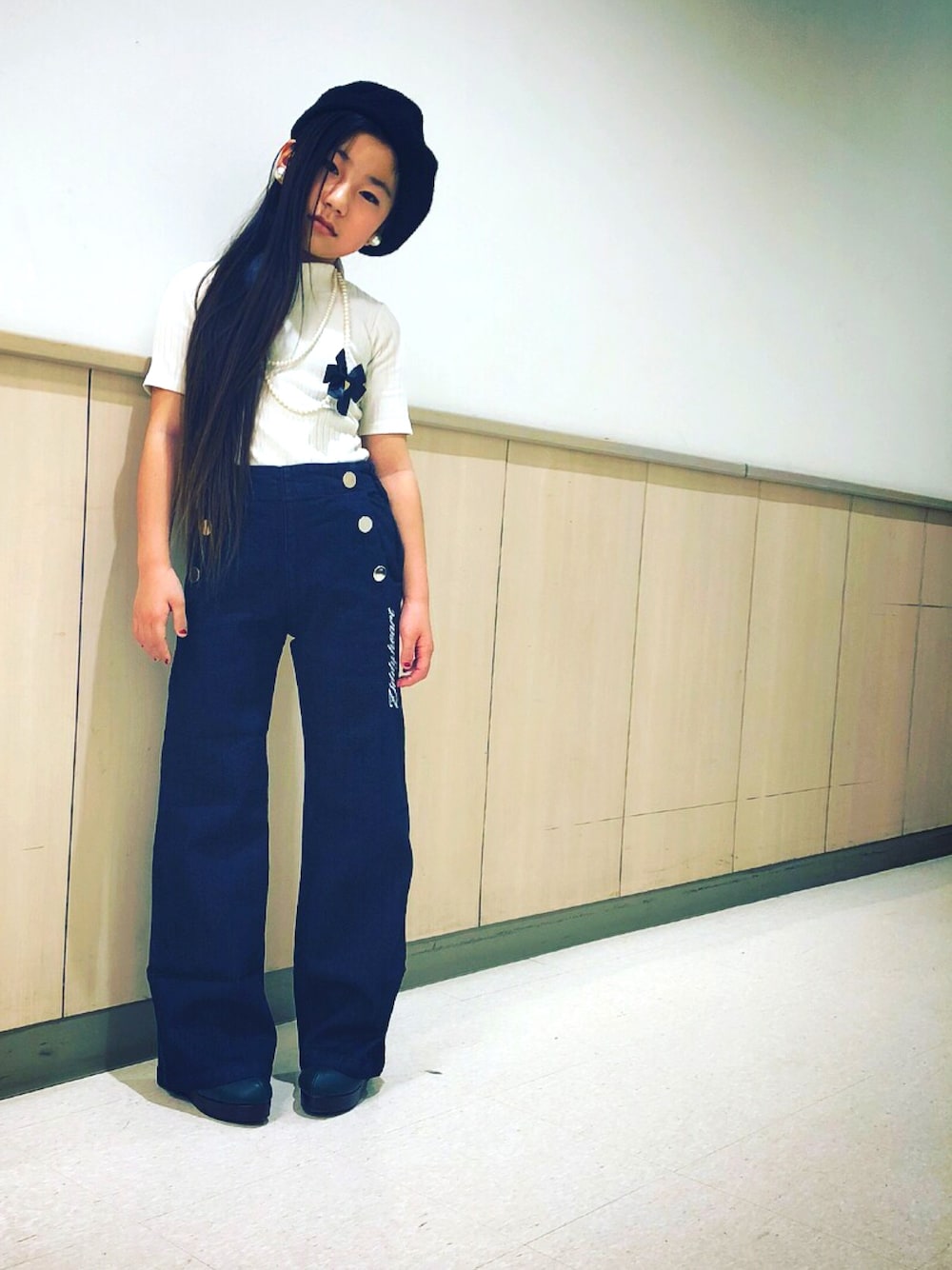 「kidsfashion、kidscode、キッズファッション、キッズコーデ、ベレー帽、ロングヘア、ワイドパンツ、ハイウエスト、パールネックレス」｜「CHUBBYGANGのアイテム（イヤリング、ホワイト系）」を使った、a_coco_aさん（キッズ・134cm）の冬コーディネートの1枚目の写真
