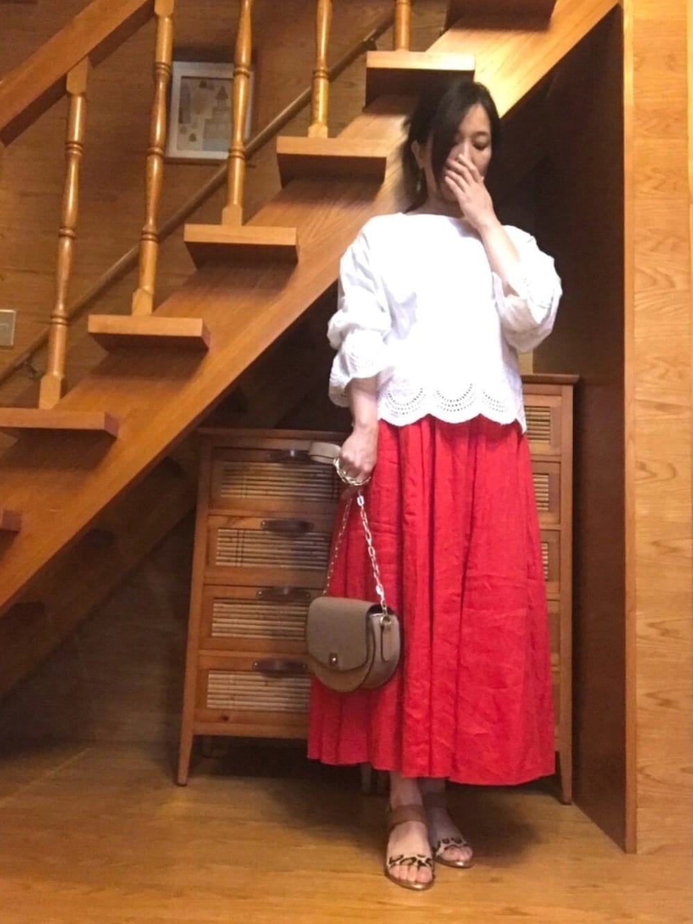 「スカラップ、ブラウス、リネン、ロングスカート、サンダル、レオパード、チェーンバッグ、ショルダーバッグ、カラースカート」｜「ZARAのアイテム（ショルダーバッグ、ベージュ系）」を使った、かのんさん（レディース・155cm）の夏コーディネートの1枚目の写真