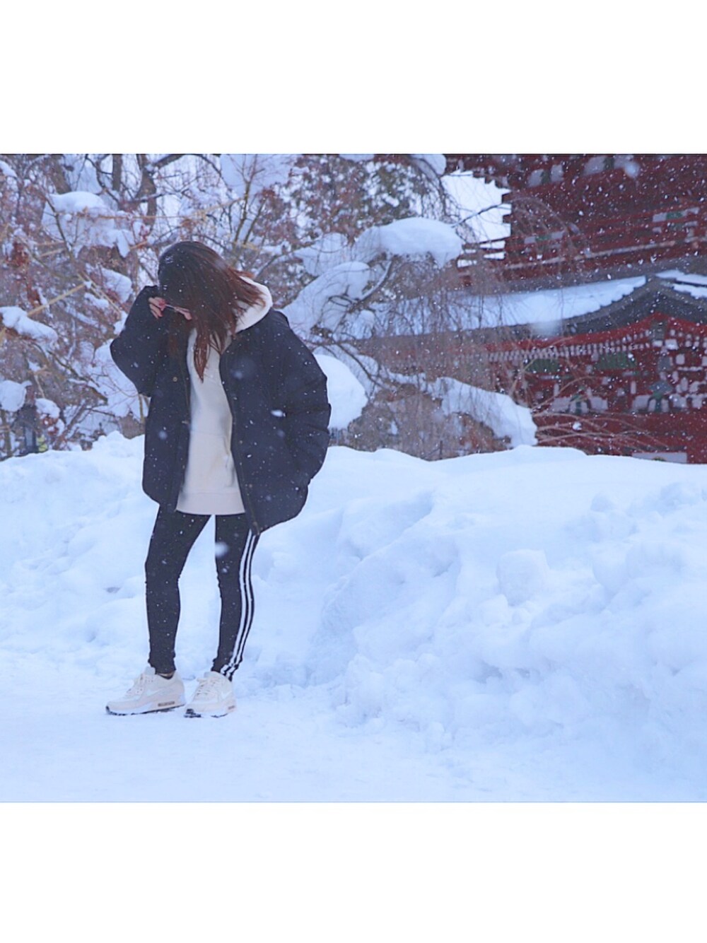 「supreme、Ungrid、RETRO GIRL、NIKE、AIR MAX、スニーカー、初詣、冬コーデ、低身長、ストリートMIX」｜「Supreme のアイテム（パーカー、ホワイト系）」を使った、wakapiさん（レディース・153cm）の冬コーディネートの1枚目の写真