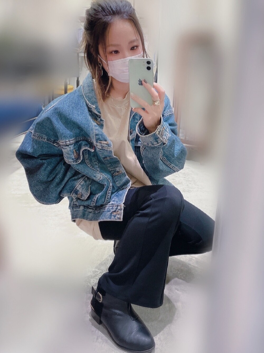 「春コーデ、ゆるコーデ、大人女子、ラフ、オトナカジュアル、低身長、カジュアル、ベージュ、デニムジャケット、フレアパンツ」｜「Levi'sのアイテム（デニムジャケット、ブルー系）」を使った、wakapiさん（レディース・153cm）の春コーディネートの1枚目の写真