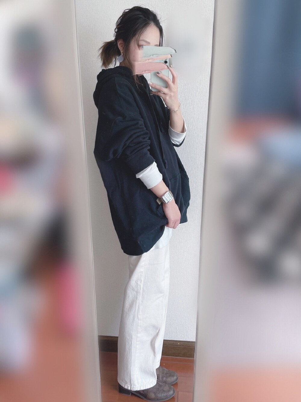 「シンプルコーデ、オトナ女子、カジュアルコーデ、ホワイト、低身長、ホワイトデニム、パーカー、オトナカジュアル、GU、ユニクロ」｜「UNIQLOのアイテム（パーカー、ブラック系）」を使った、wakapiさん（レディース・153cm）の春コーディネートの1枚目の写真