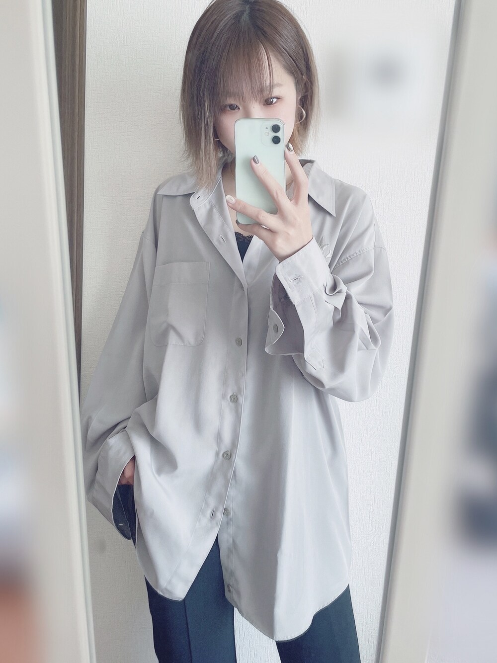 「これが私をアゲる服、シンプルコーデ、オトナカジュアル、プチプラ、古着、古着MIX、フレアパンツ、春コーデ、シャツスタイル、ビッグシルエット」｜「古着のアイテム（シャツ/ブラウス、グレー系）」を使った、wakapiさん（レディース・153cm）の春コーディネートの1枚目の写真