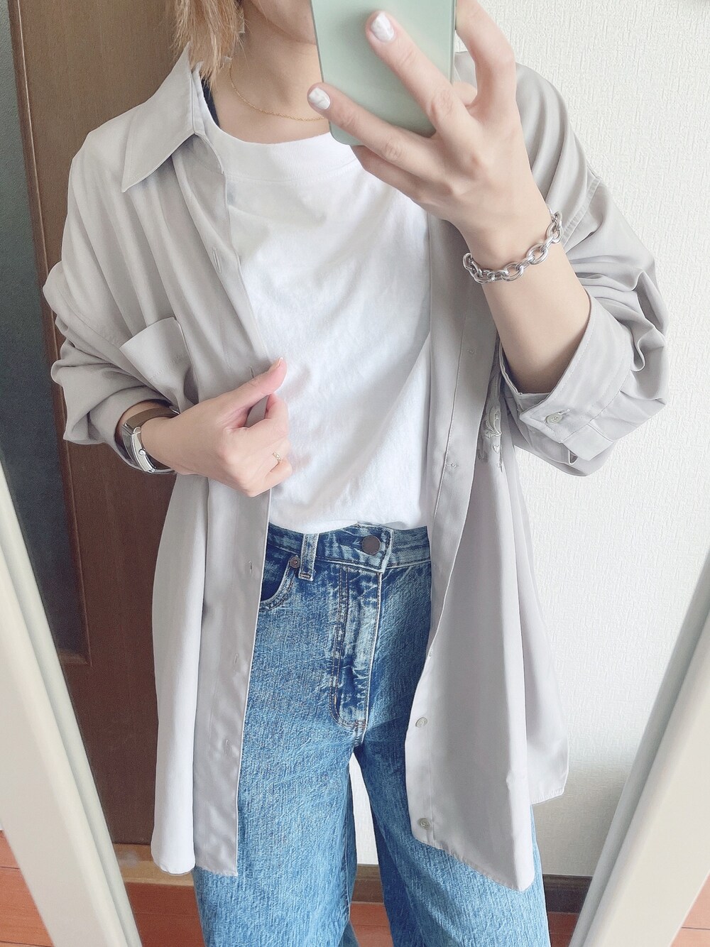 「カジュアルコーデ、大人コーデ、オトナカジュアル、春夏コーデ、デニムパンツ、白Tシャツ、UNIQLO、GU、古着、古着MIX」｜「古着のアイテム（シャツ/ブラウス、グレー系）」を使った、wakapiさん（レディース・153cm）の夏コーディネートの1枚目の写真