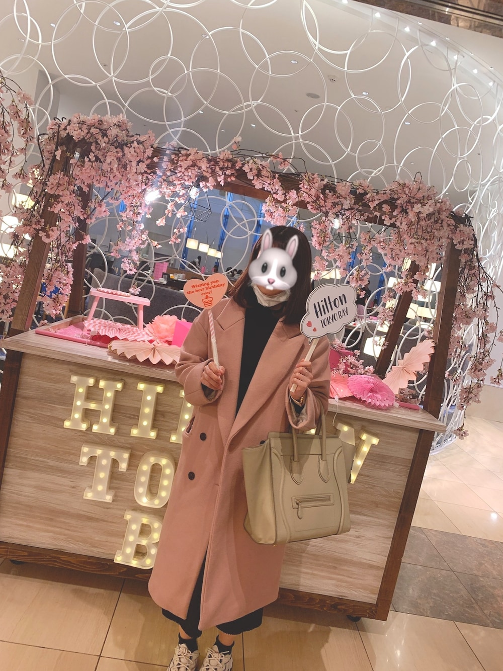 「カジュアル、シンプル、春色、オトナ女子、トートバッグ、セリーヌ、苺、ヒルトン東京ベイ」｜「UNIQLOのリブハイネックT（長袖）（Tシャツ/カットソー、ブラック系）」を使った、ななななさん（レディース・163cm）の春コーディネートの1枚目の写真