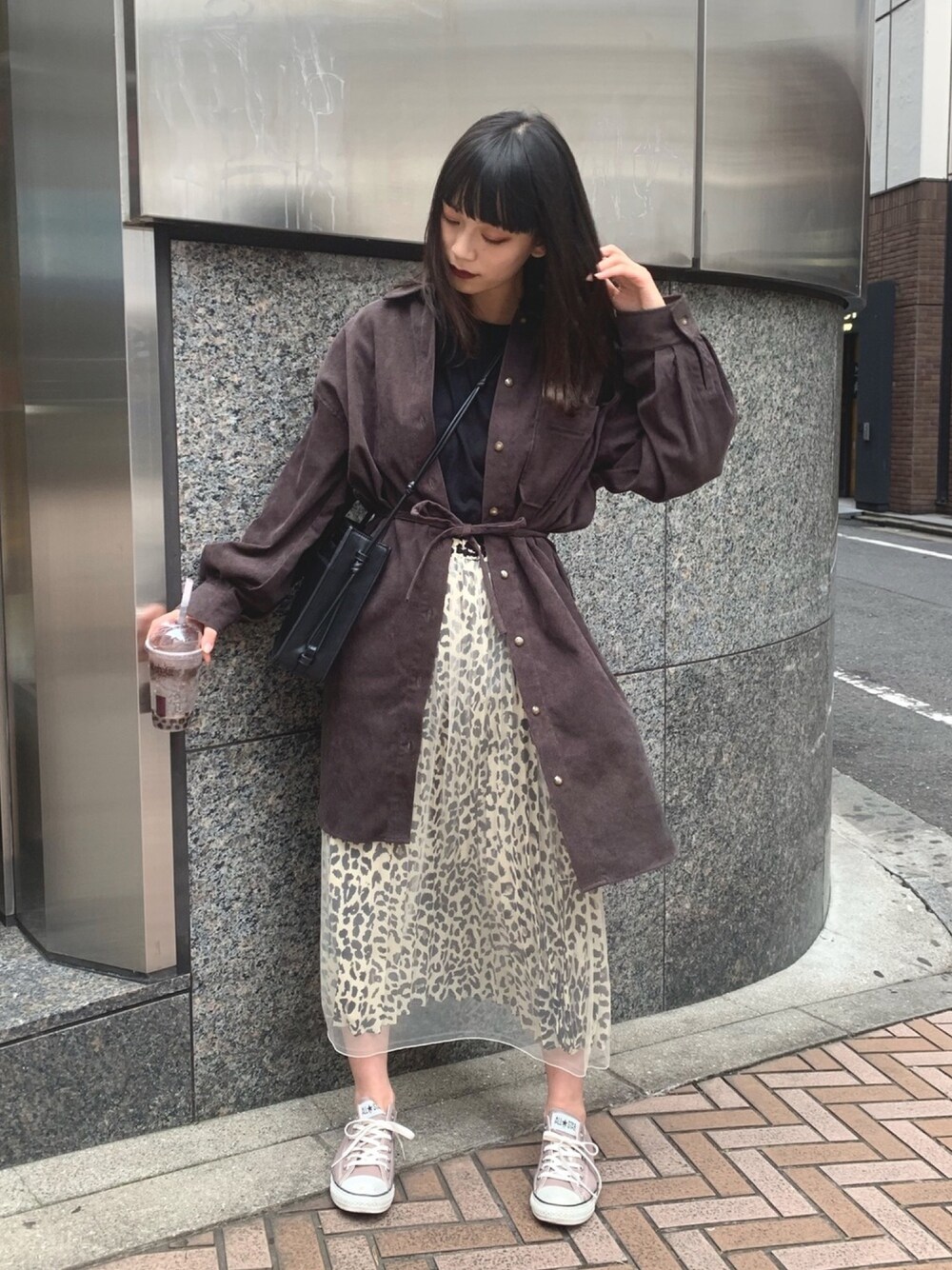 「秋冬コーデ、スニーカーコーデ、カジュアルコーデ、ビッグシルエット、シャツワンピ、レオパード、ロングスカート」｜「COTORICAのレオパードプリーツチュールスカート（スカート、ホワイト系）」を使った、由布菜月（ゆふなつき）さん（レディース・166cm）の秋コーディネートの1枚目の写真