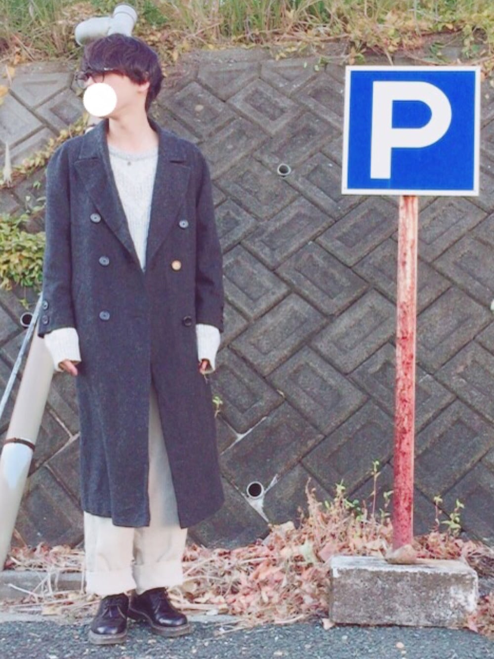 グレー系のダウンジャケット/コート、ホワイト系のニット/セーター、ホワイト系のその他パンツを着用したメンズの冬コーディネートの1枚目の写真