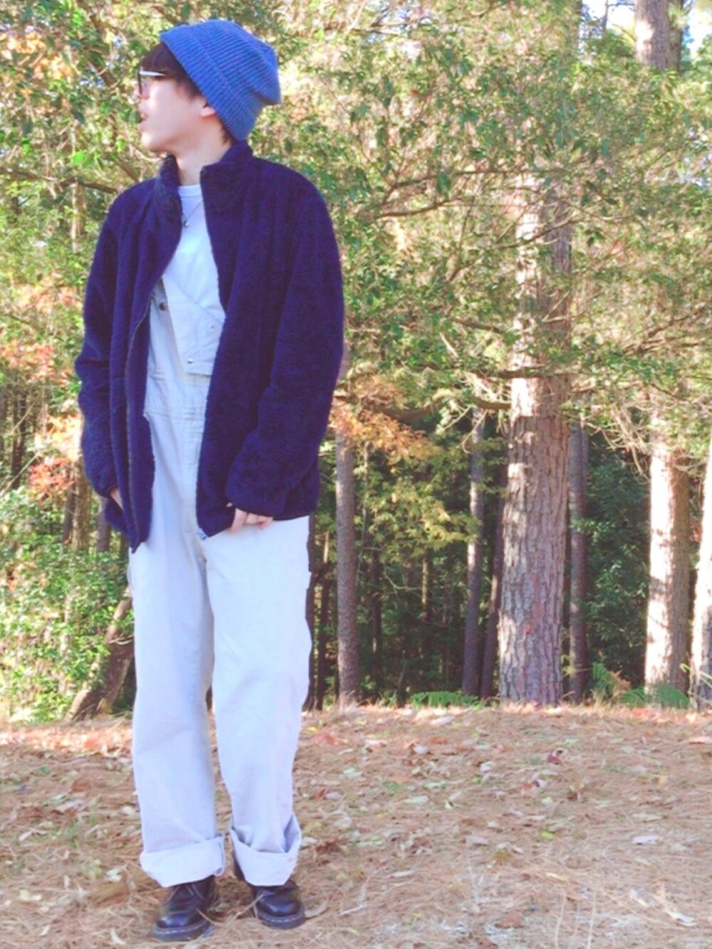 ブルー系のその他アウター、ホワイト系のTシャツ/カットソー、ブラック系のその他シューズを着用したメンズの冬コーディネートの1枚目の写真