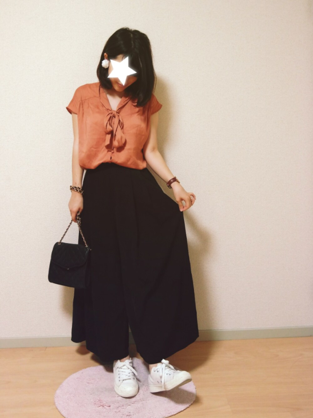 「ワイドパンツ、ファー小物、スニーカー、チェーンバッグ」｜「FOREVER 21のアイテム（ショルダーバッグ、ブラック系）」を使った、Saltさん（レディース・152cm）の夏コーディネートの1枚目の写真