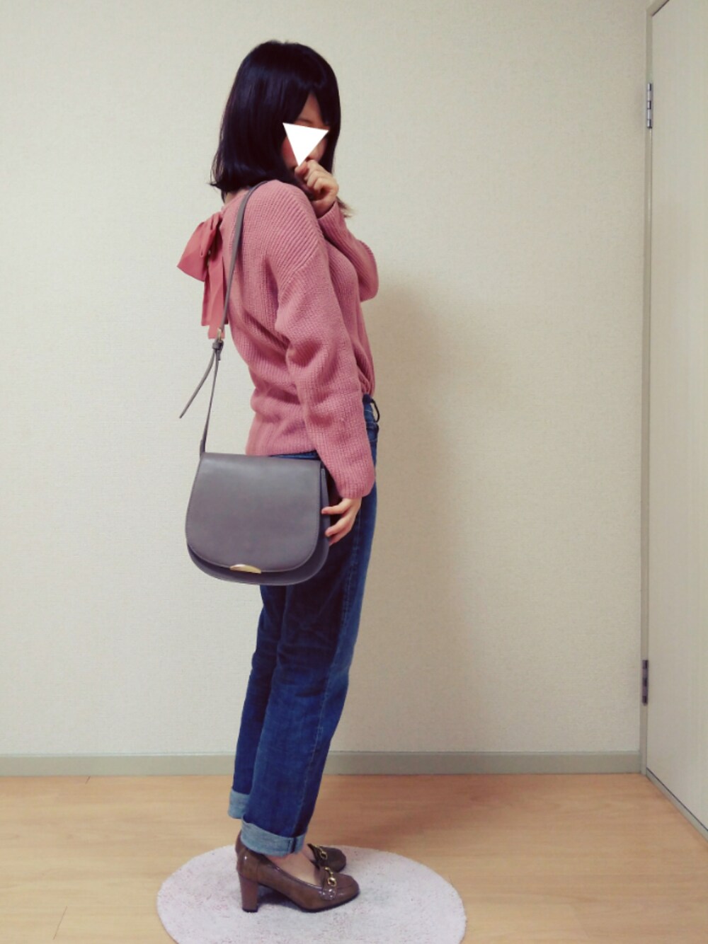 「大人カジュアル、ピンクニット、デニム、パンプス」｜「no brandのアイテム（パンプス、ベージュ系）」を使った、Saltさん（レディース・152cm）の秋コーディネートの1枚目の写真