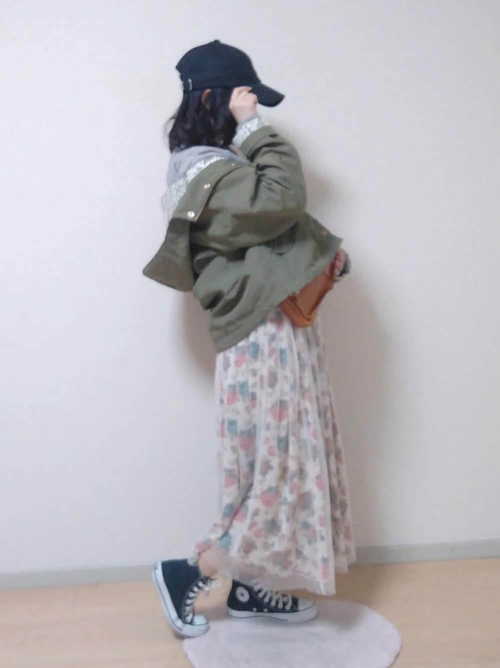 「ハイカットスニーカー、ユニクロ、キャップ、スニーカーコーデ、プチプラコーデ」｜「UNIQLOのMEN スウェットシャツ（長袖）（パーカー、グレー系）」を使った、Saltさん（レディース・152cm）の春コーディネートの1枚目の写真