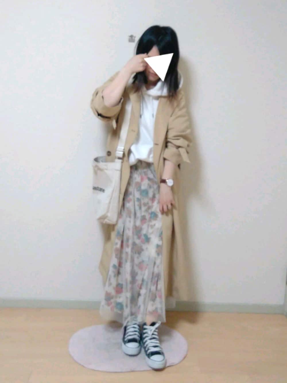 ホワイト系のパーカー、ホワイト系のスカート、ベージュ系のトレンチコートを着用したレディースの春コーディネートの1枚目の写真