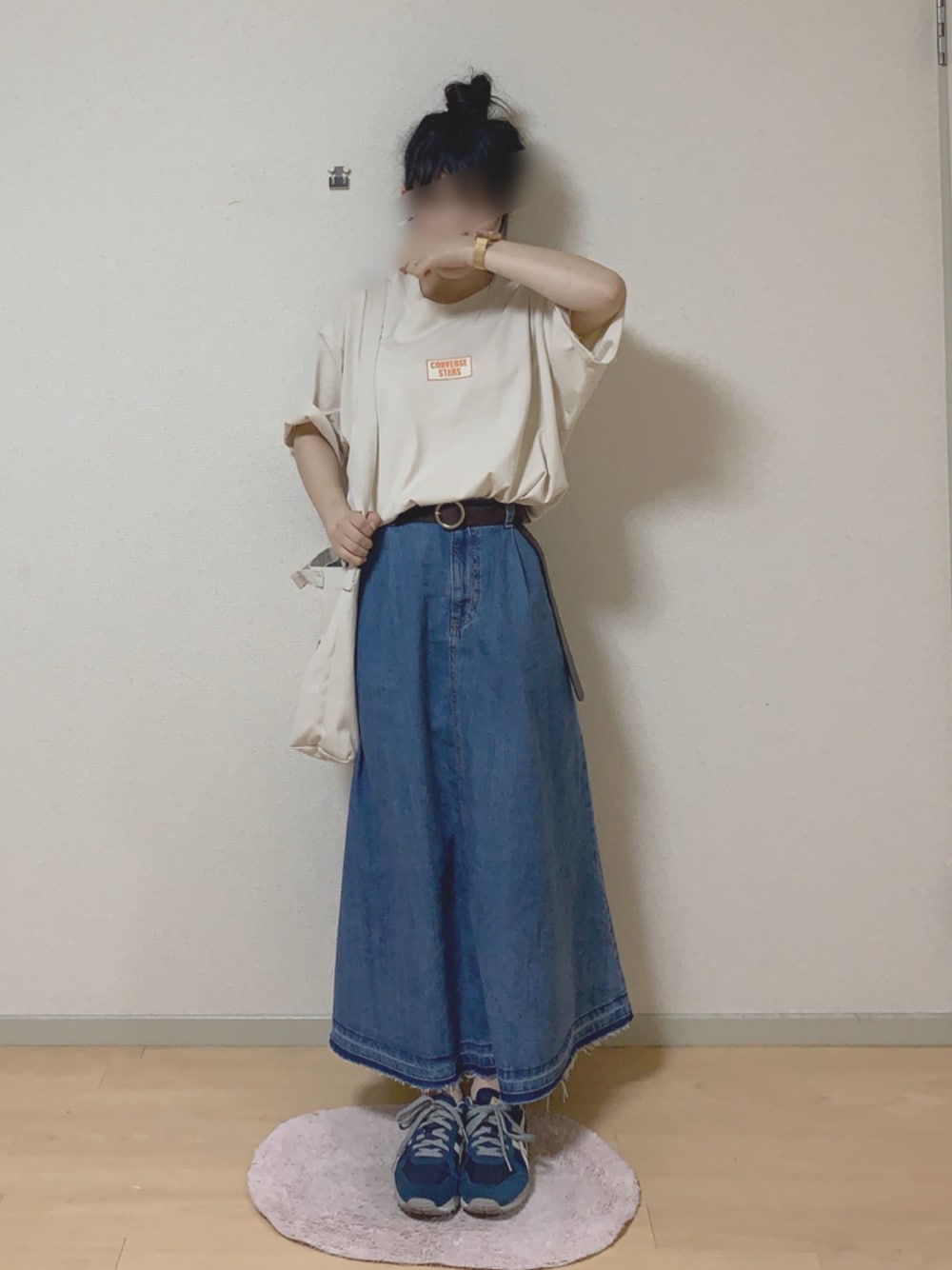 「夏だ！Tシャツ着よう！、カジュアル、GU、デニムスカート、スニーカー、おだんごヘアー」｜「CONVERSEのアイテム（Tシャツ/カットソー、ベージュ系）」を使った、Saltさん（レディース・153cm）の夏コーディネートの1枚目の写真