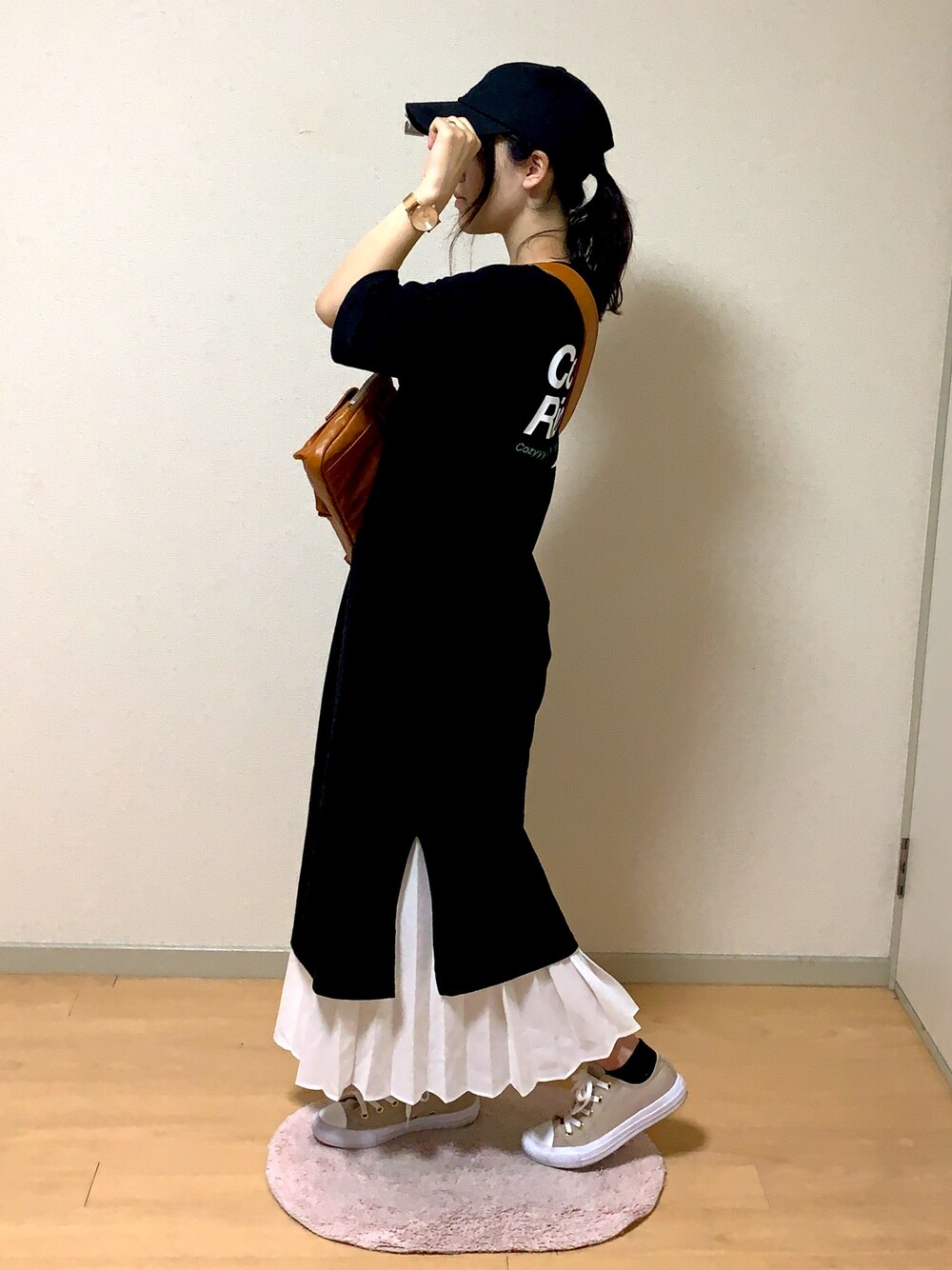 「ゆるコーデ、キャップ、ベージュコンバース、レイヤードスタイル」｜「GUのアイテム（ワンピース、ブラック系）」を使った、Saltさん（レディース・152cm）の夏コーディネートの1枚目の写真
