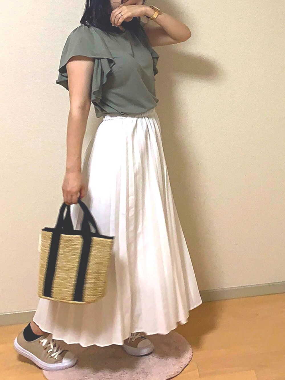 「きれいめカジュアル、スニーカーコーデ、オトナガーリー、かごバッグ、カーキ、ホワイトスカート」｜「Green　Parksの・ラッフルスリーブカラーＴシャツ（Tシャツ/カットソー、グリーン系）」を使った、Saltさん（レディース・152cm）の夏コーディネートの1枚目の写真
