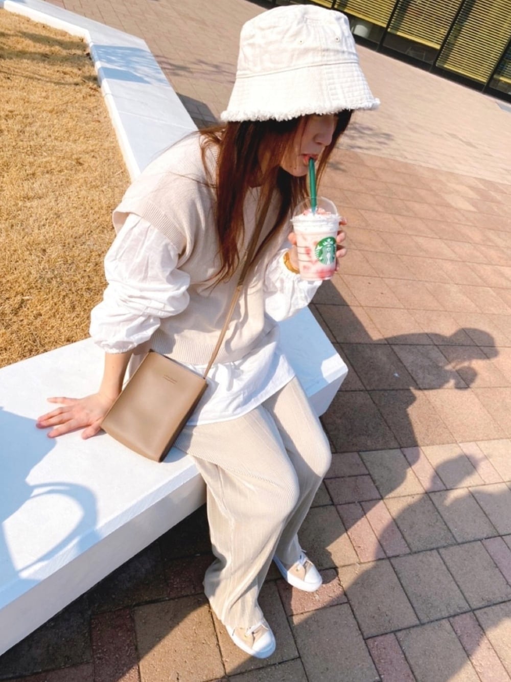 「パンツスタイル、スニーカーコーデ、ワントーンコーデ、ホワイト、3coins、ベスト、春コーデ、低身長、バケットハット」｜「w closetの【ZOZO限定】12G片畦ベスト+ブラウスSET（シャツ/ブラウス、ホワイト系）」を使った、Saltさん（レディース・152cm）の冬コーディネートの1枚目の写真