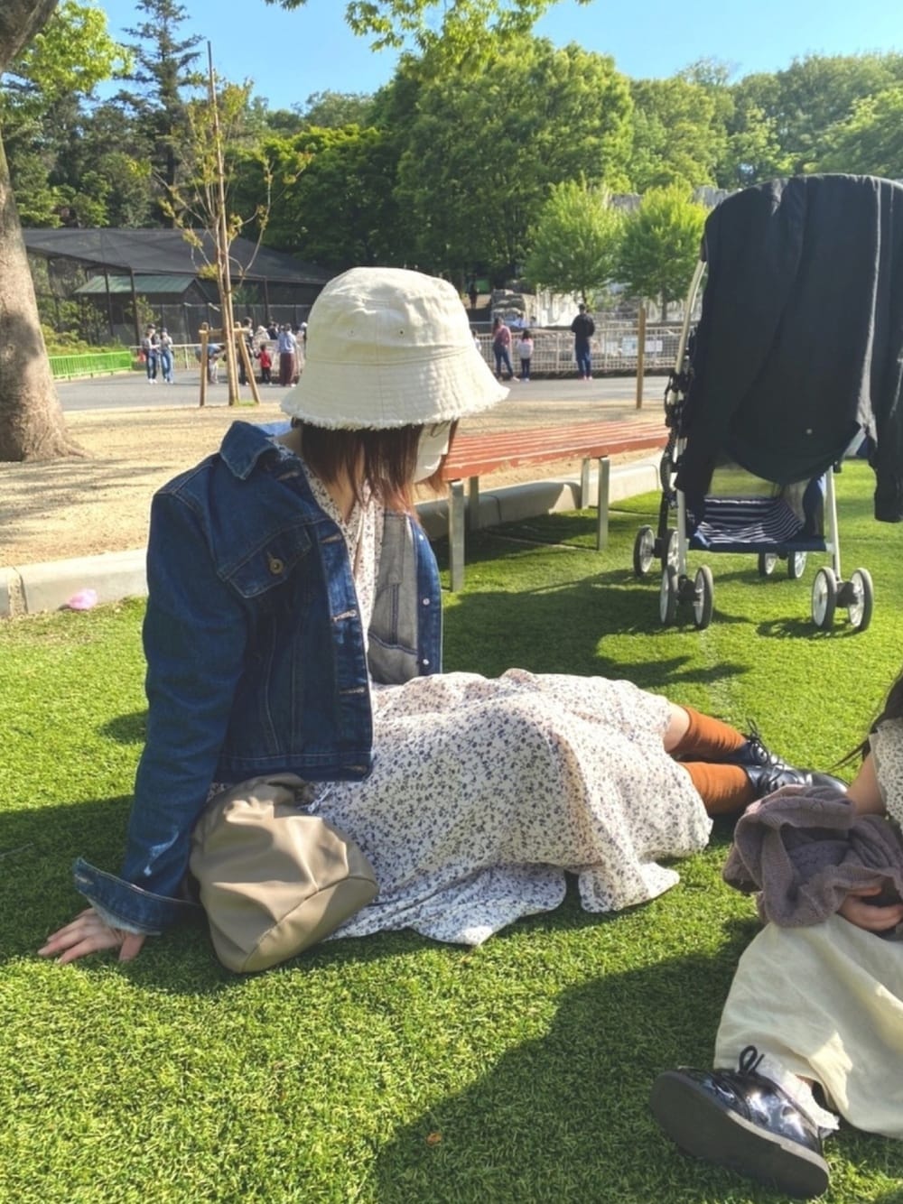 「プチプラコーデ、ロングワンピース、花柄ワンピース、バケットハット」｜「GUのアイテム（ワンピース/ドレス、ホワイト系）」を使った、Saltさん（レディース・152cm）の春コーディネートの1枚目の写真