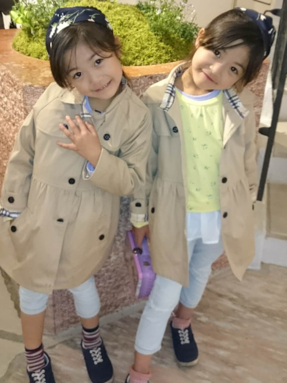 「はるコーデ、女の子、双子コーデ、デニム、スキニーデニム、トレンチコート、花柄、スカーフ、ヘアアクセ、リボン」｜「GUのアイテム（スニーカー、ブルー系）」を使った、りんさん（キッズ・110cm）の春コーディネートの1枚目の写真