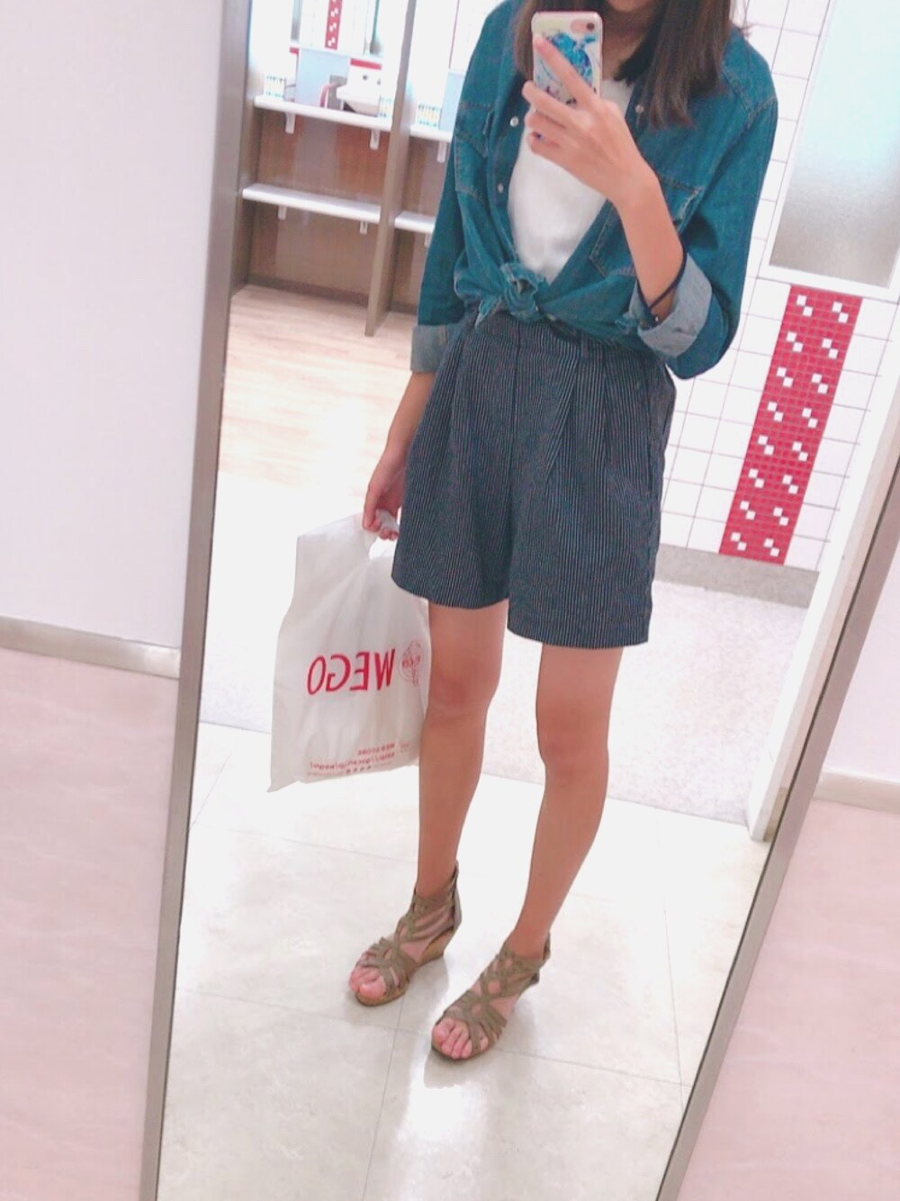 「おしゃれさんと繋がりたい、夏、海、脚長効果、ストライプ、ショッピング、しまむら、WEGO、INGNI、夏コーデ」｜「しまむらのアイテム（サンダル、ベージュ系）」を使った、おもちぽんでりんぐさん（レディース・170cm）の冬コーディネートの1枚目の写真