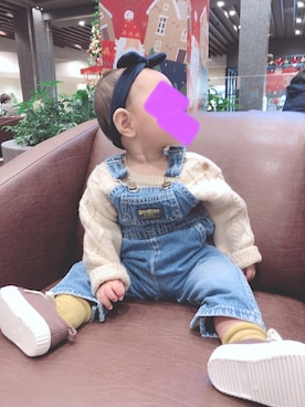 「OSHKOSH（オシュコシュ）のアイテム（オールインワン・サロペット、ブルー系）」を使った、emmaさん（キッズ）の冬コーディネート