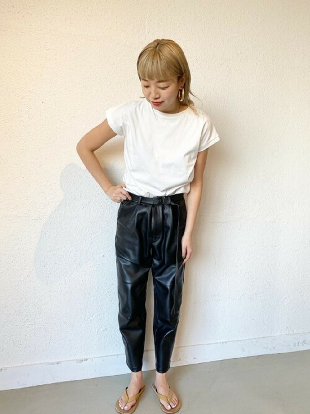 ホワイト系のTシャツ/カットソーを着用したレディースの春コーディネートの1枚目の写真