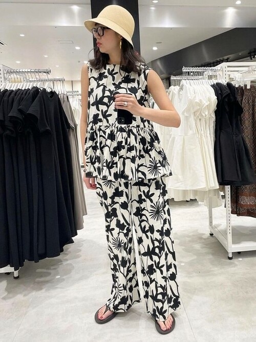 新品　総柄モノトーン花柄　シャツブラウス　ポロシャツ　コットン　レオナール好きに 新品 総柄モノトーン花柄 シャツブラウス ポロシャツ コットン