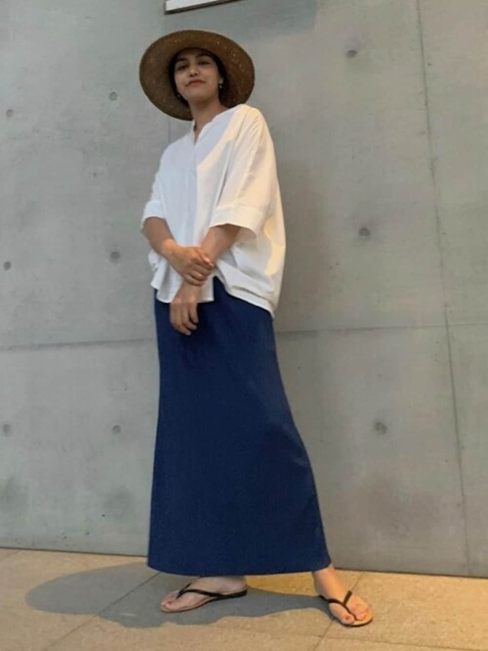 ホワイト系のシャツ/ブラウス、ブルー系のスカートを着用したレディースの夏コーディネートの1枚目の写真