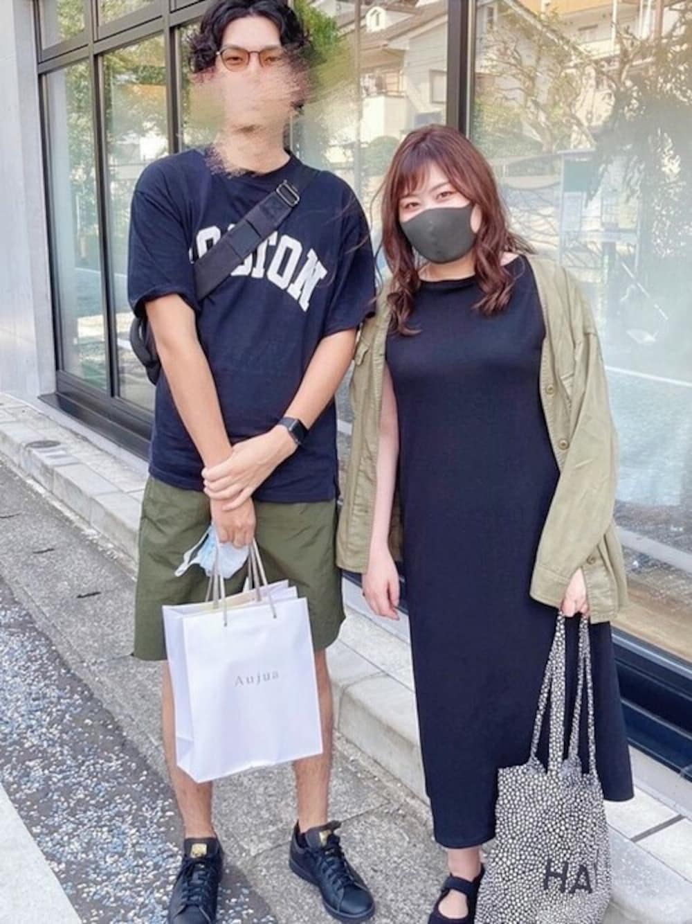 ブラック系のワンピース、ブルー系のTシャツ/カットソー、グリーン系のその他パンツを着用したレディースの夏コーディネートの1枚目の写真