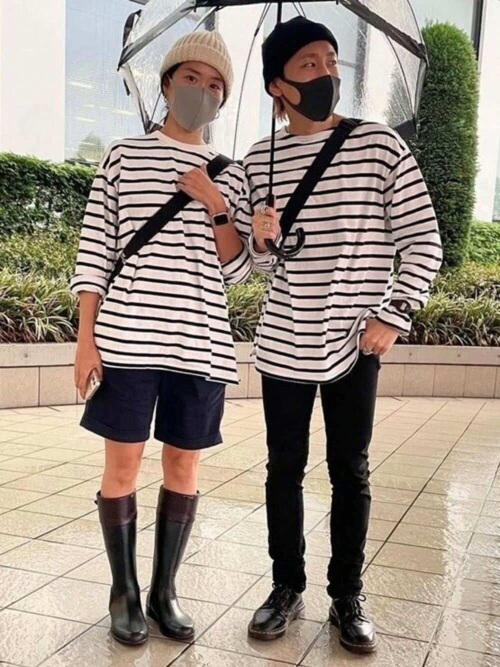 ブラック系のTシャツ/カットソーを着用したレディースの秋コーディネートの1枚目の写真