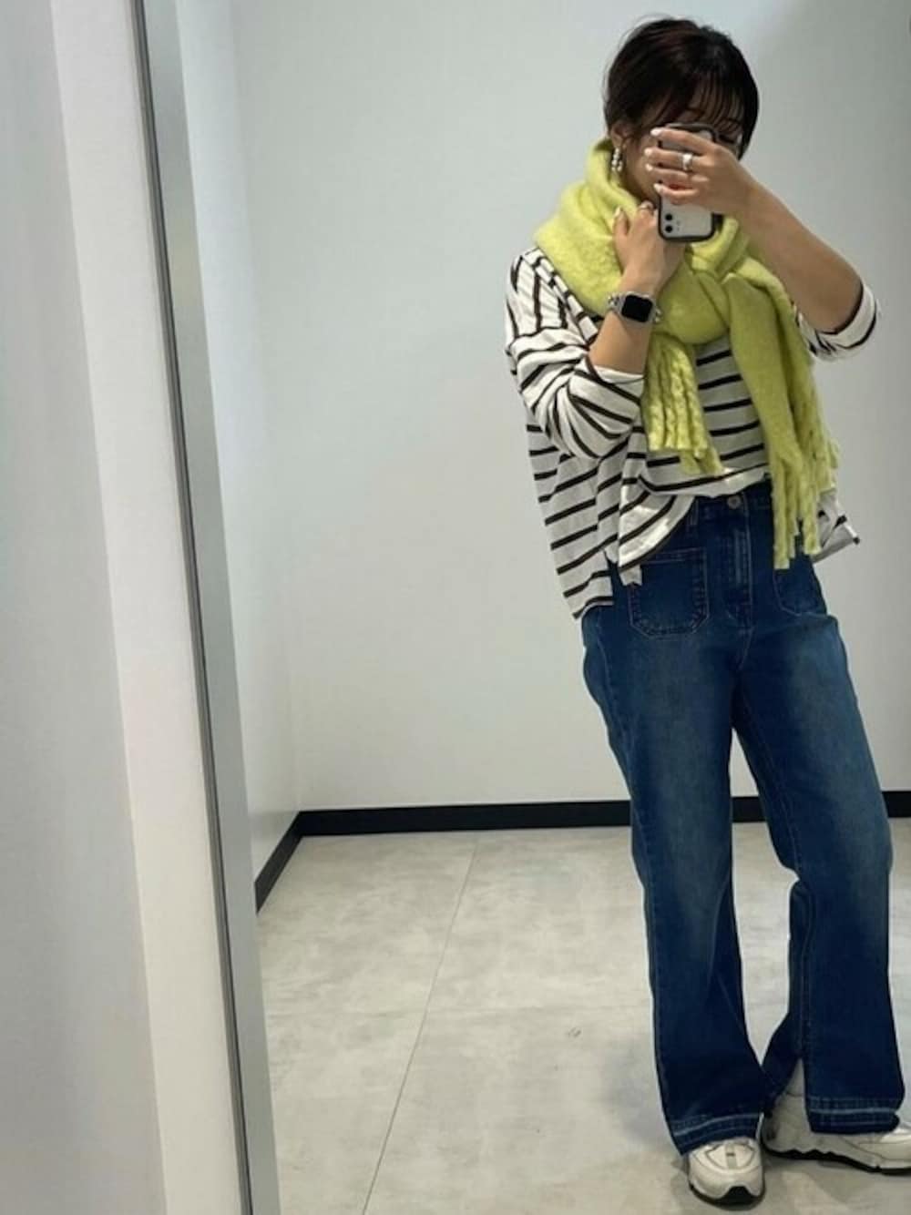 ブルー系のデニムパンツを着用したレディースの秋コーディネートの1枚目の写真