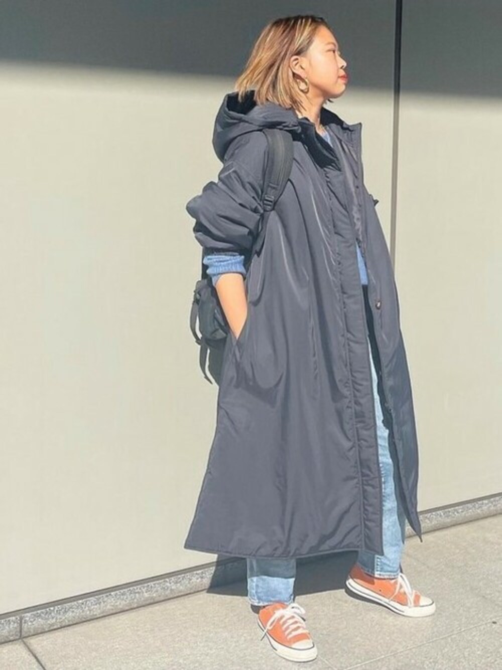 「ニット、スタッフコーデ、ブラック、セーター、ブルー、大人カジュアル、プチプラ、coca、コカ(coca)、モンスターパーカー」｜「coca（coca）のヤック風フワフワ丸首プルオーバーニット（ニット/セーター、ブルー系）」を使った、cocaさん（レディース・163cm）の秋コーディネートの1枚目の写真