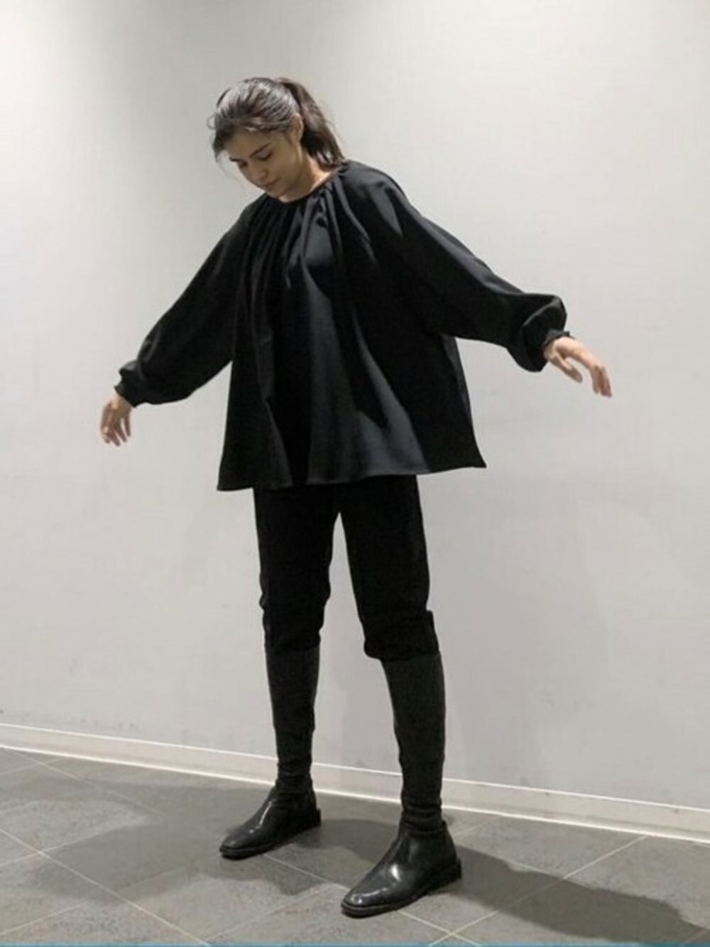 ブラック系のシャツ/ブラウス、ブラック系のその他パンツを着用したレディースの冬コーディネートの1枚目の写真