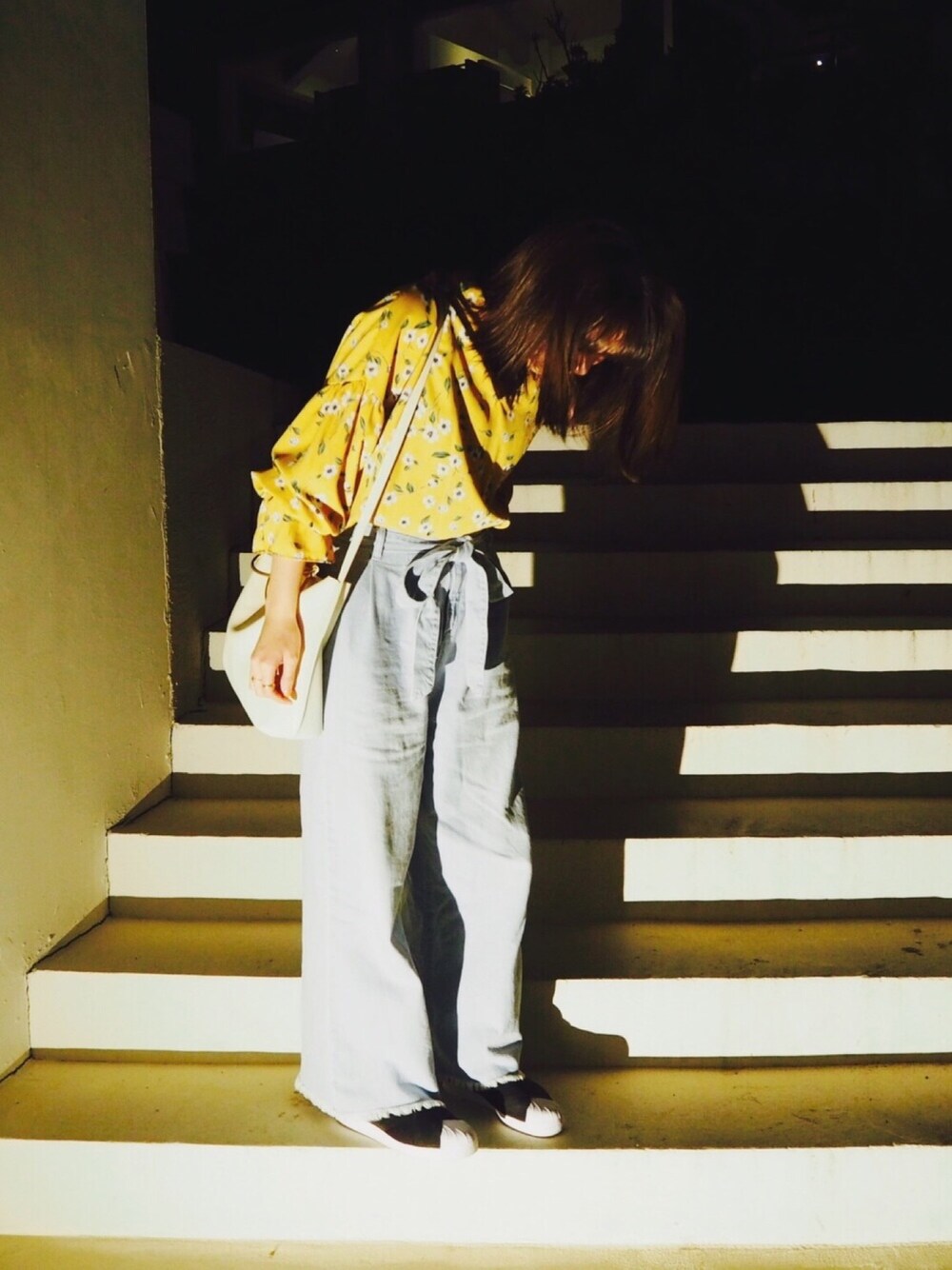 「大人カジュアル、花柄シャツ、デニムパンツ、adidas、スリッポン、ベルイエロー、美女と野獣キャンペーン、沖縄」｜「LOWRYS FARMのＣＯＮＥリボンツキワイドパンツ　742092 （デニムパンツ、ブルー系）」を使った、もえこさん（レディース・160cm）の春コーディネートの1枚目の写真