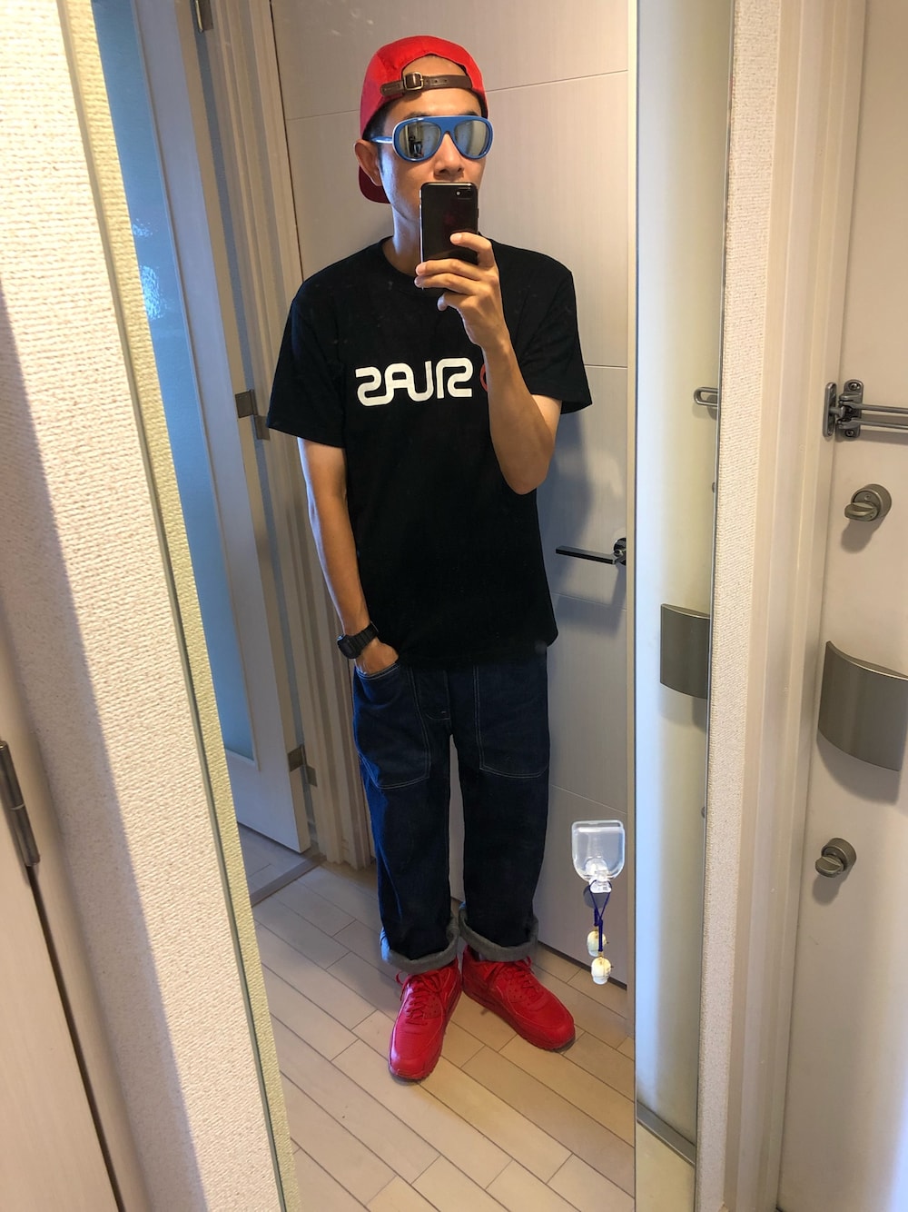 「デニム、古着、古着MIX、エアマックス、スニーカー、キャップ」｜「Supreme のアイテム（キャップ、レッド系）」を使った、MACKさん（メンズ・170cm）の秋コーディネートの1枚目の写真