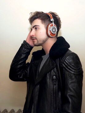 「アイテム（スマホグッズ、ブラウン系）」を使った、Ian Michael Crummさん（メンズ・180cm）の冬コーディネート