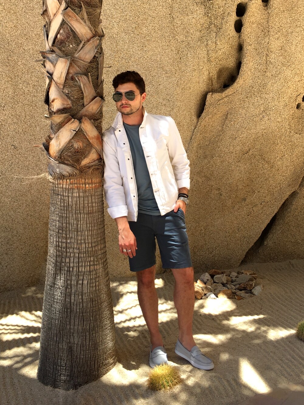 「ootd、outfit、summer、denim、casual、streetstyle、white、jacket 、WEBSHOP、WEGO」｜「Richer Poorerのアイテム（Tシャツ/カットソー、ブルー系）」を使った、Ian Michael Crummさん（メンズ・180cm）の春コーディネートの1枚目の写真