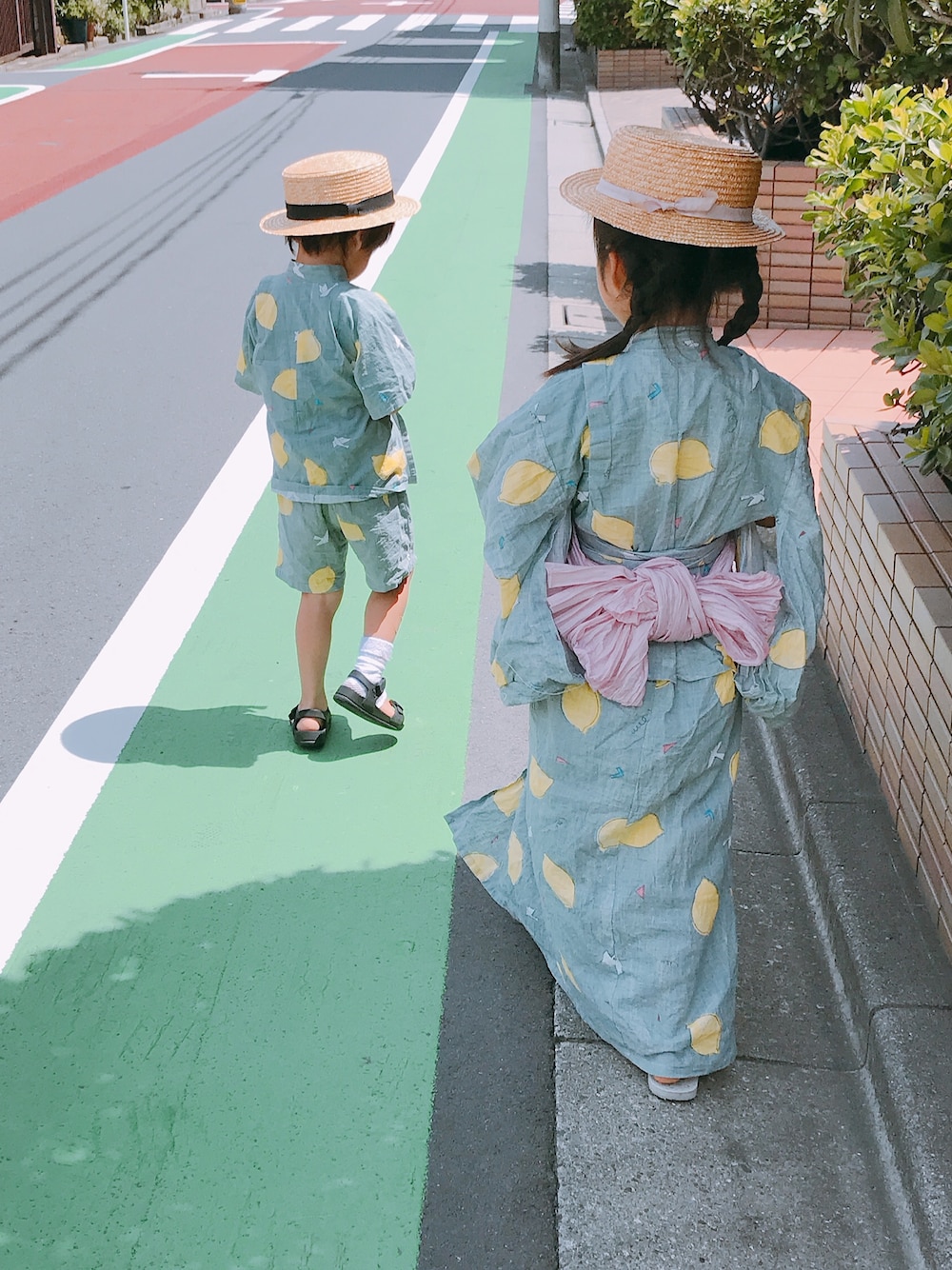 「浴衣、甚平、レモン柄」｜「フェリシモキッズの京都Ｓｕｂｉｋｉａｗａ食器店さんとつくった　レトロなレモン柄の浴衣（浴衣、グレー系）」を使った、nico☺︎sakutaroさん（キッズ・110cm）の夏コーディネートの1枚目の写真