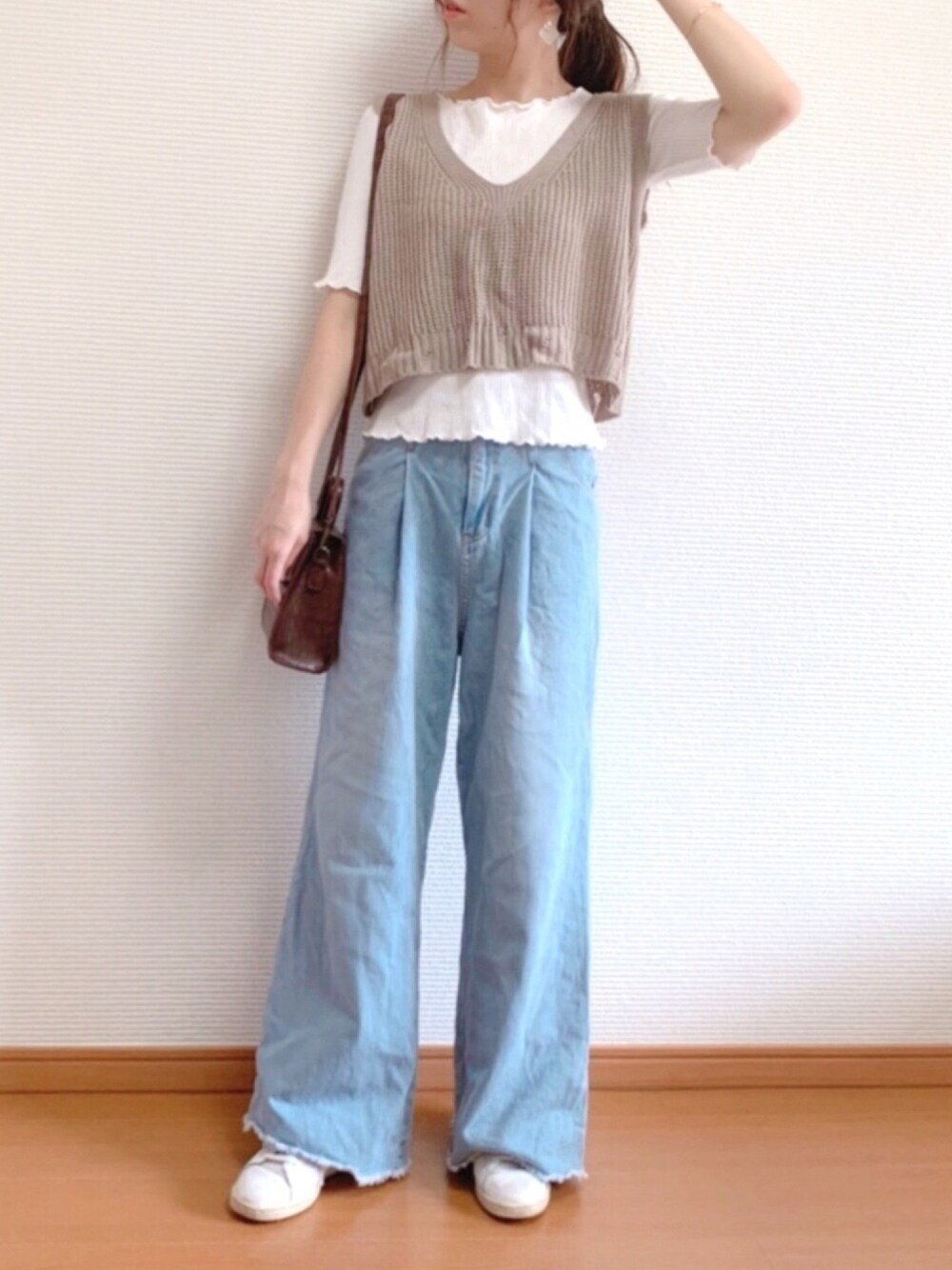 ホワイト系のTシャツ/カットソー、ブラウン系のベスト、ブルー系のデニムパンツを着用したレディースの夏コーディネートの1枚目の写真