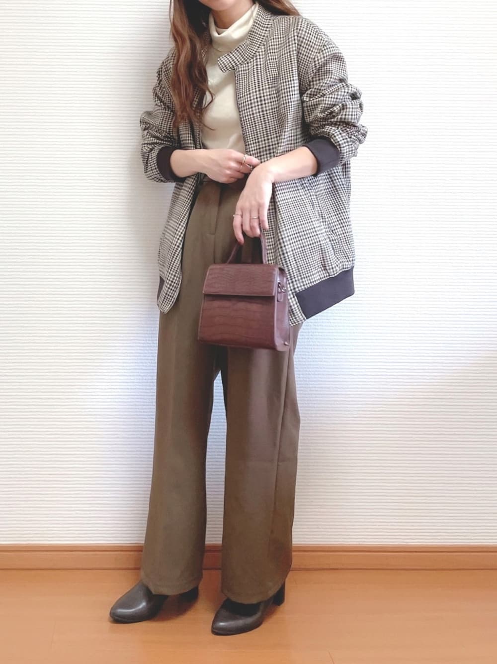 ブラウン系のジャケット/アウター、ホワイト系のTシャツ/カットソー、ブラウン系のパンツを着用したレディースの春コーディネートの1枚目の写真