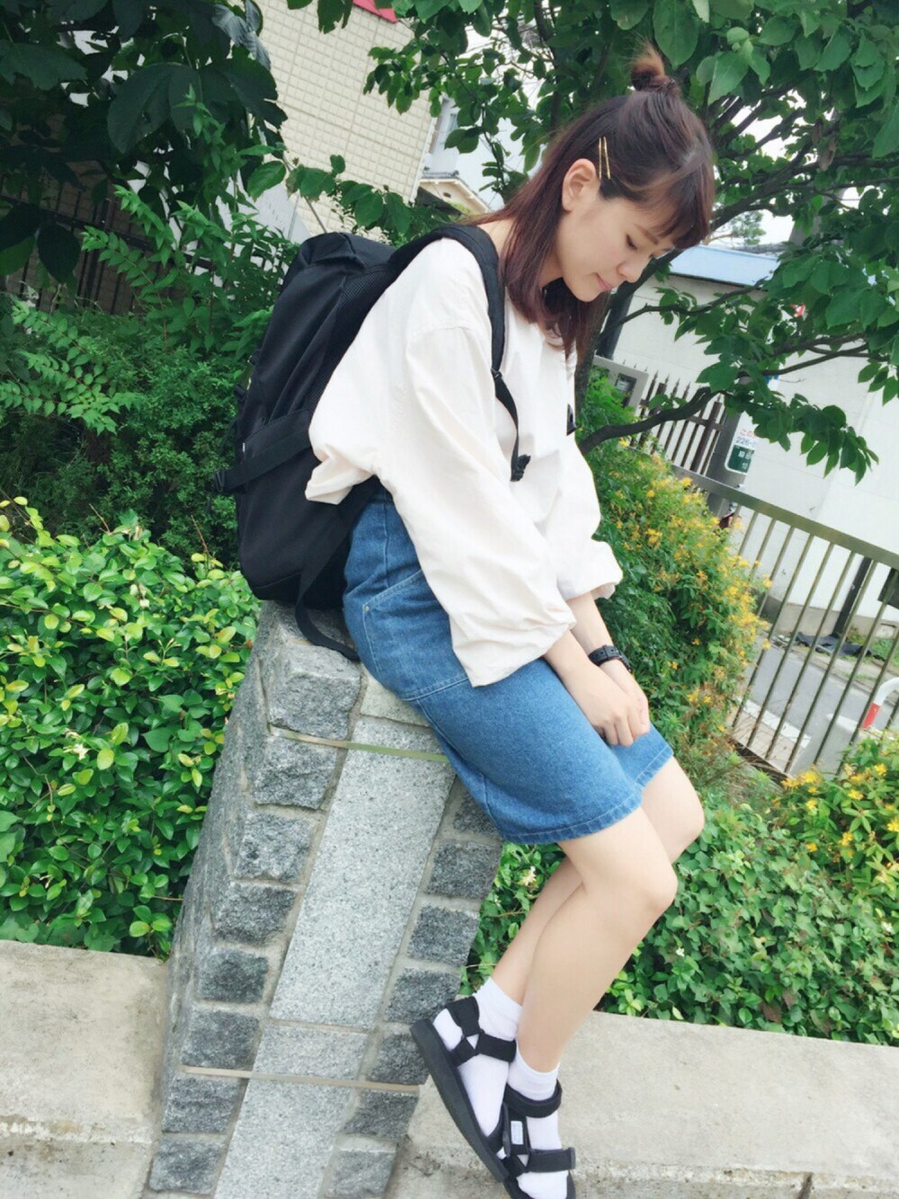 「カジュアル、スポーツミックス、スポサン、台形ｽｶｰﾄ、デニムスカート、お団子ヘアー、公園、Kastane」｜「Kastaneのボリューム袖トップス（Tシャツ/カットソー、ピンク系）」を使った、s a r aさん（レディース・162cm）の夏コーディネートの1枚目の写真